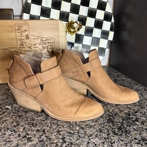 Eileen Fisher Ives Tan Tumbled Nubuck Stacked Heel Booties Size 8